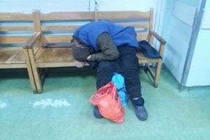 Umilinţă FĂRĂ LIMITE la spital. Medicul de gardă a dat afară o BĂTRÂNĂ pe motiv că este „BOSCHETĂRIȚĂ”