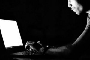 Cel mai periculos hacker din România dezvăluie secrete din lumea întunecată a internetului. „Făceam 50.000 de dolari pe zi”