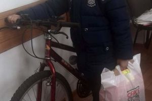Un carabinier din Italia i-a dăruit o bicicletă unui elev sărac din Piteşti