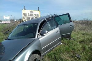 Accident pe CENTURĂ. O maşină a ZBURAT în şanţ (VIDEO)