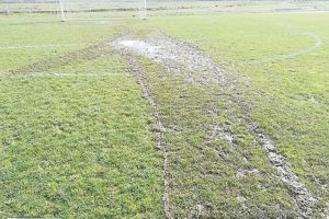 FOTO: mocirlă „ca la Rovine” pe stadionul din Recea!!! Tot în Liga a 3-a, dar nu la Ighiu, se joacă Fotbal Comuna Recea – Performanţa Ighiu!