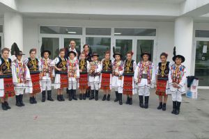 „Florile Dumitrene” luptă, în a treia zi de Paşti, să devină cel mai tare ansamblu folcloric din ţară