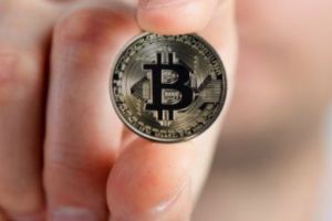 CRIZA BITCOIN din ROMÂNIA. Băncile au blocat MONEDA VIRTUALĂ. SUTE DE MILIOANE DE EURO, INACCESIBILE
