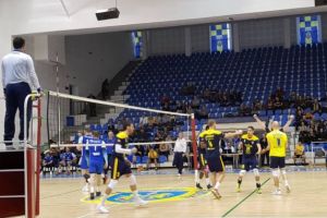 Au ''faţă'' de titlu!