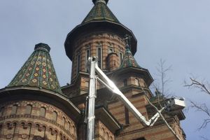 Pompierii, chemati sa degajeze tigla cu pericol de cadere de pe acoperisul Catedralei Mitropolitane