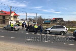 FOTO-ULTIMĂ ORĂ: Trafic blocat la Goleşti! Accident cu 4 maşini la ieşirea de pe pod, spre Focşani