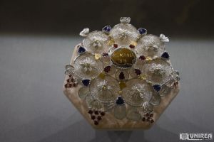 FOTO. Bijuterie inspirată după colierul Reginei Maria, cu harta României Mari realizată din aur, expusă la Muzeul Naţional al Unirii din Alba Iulia