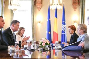 Iohannis s-a luat de premierul Dăncilă la o discuţie faţă în faţă despre legea salarizării
