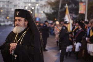 Scandal în Biserică – Mitropolitul Ardealului şi-a ajutat copiii să îşi ia doctoratul. La propriu!