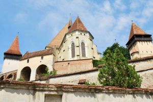 Turiştii „povăţuiţi” de un duhovnic special la Biserica Săsească din Biertan