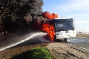 FOTO/VIDEO. Autobuz făcut scrum din cauza unui scurtcircuit