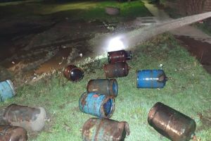 FOTO. Incendiu puternic la un rastel de butelii. Pompierii au intervenit de urgenţă