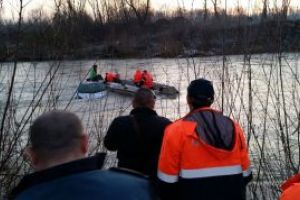 O femeie a plonjat cu masina in raul Iza