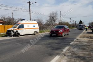 O femeie de 50 de ani, care consumase alcool, a lovit o ambulanţă şi o maşină parcată