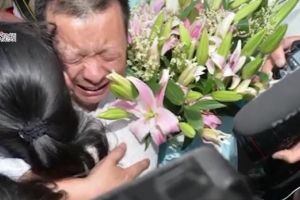 VIDEO FOTO Și-a regăsit fiica dispărută după 24 de ani de căutări. Reîntâlnirea a fost emoţionantă!