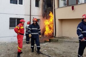 ALERTĂ la Constanţa. INCENDIU la o CONDUCTĂ de GAZE, între blocuri 