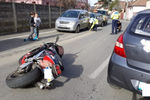 FOTO Accident cu un motociclist pe strada Lupeni. A fost dus la spital