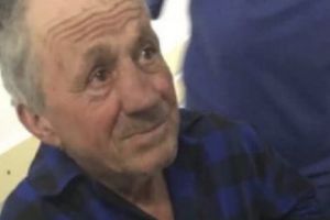 Gestul EMOȚIONANT pe care un medic l-a făcut pentru bătrânul SNOPIT ÎN BĂTAIE