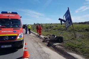 Sfârşit groaznic pentru un motociclist! A ieşit de pe şosea şi a fost decapitat de un indicator rutier