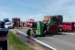 Trei persoane au ajuns la spital, dupa ce un microbuz a spulberat un tractor, la Sannicolau Mare