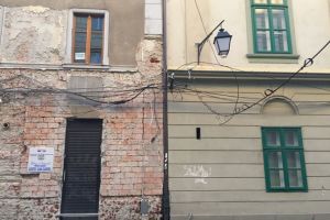 Dispare paienjenisul de cabluri de pe cladirile istorice din Cetate. Primaria are toate avizele