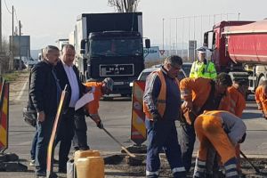 Minune! Se asfalteaza gropile din 