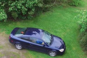 Bănuia că iubita îl înşală aşa că i-a urmărit maşina cu o dronă. Ce a filmat l-a cutremurat! Ea s-a uitat în sus, a văzut dispozitivul şi… VIDEO FABULOS