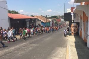 Mexicul trimite o armată de imigranţi să asedieze graniţa Statelor Unite