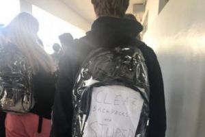 „În mod clar o DECIZIE proastă”. Elevii supravieţuitorii din Florida FORŢAŢI să poarte ghiozdane TRANSPARENTE