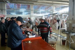 „Au invadat” mieii în pieţe şi magazine