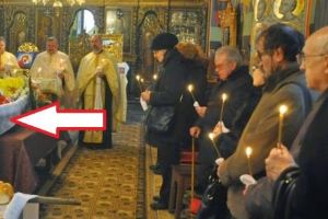 Scene şocante la o înmormântare în Vaslui! Au rămas blocaţi când au privit spre sicriul depus în biserică