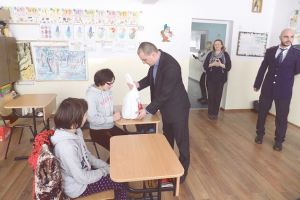 “Iepuraşul” IPJ a venit la copiii Centrului Școlar pentru Educaţie Incluzivă Negreşti