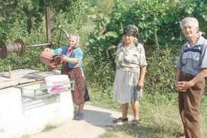 Patimile satelor vasluiene: Apa, produs de lux!