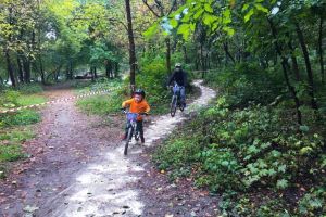 Juniorii pedalează în păduricea de lângă Stadionul Dunărea