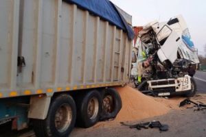 Constanţa. Coliziune violentă între două tiruri. Șofer în stare gravă