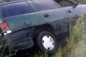 Un tanar baut a ajuns cu masina intr-un sant de pamant