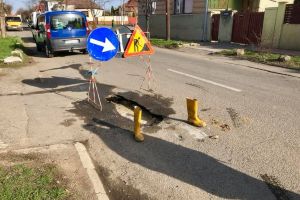 FOTO. Un nou crater în asfalt, în municipiul Satu Mare