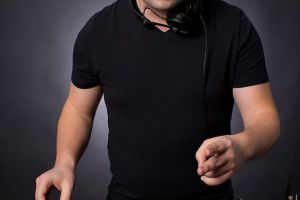 Tatăl DJ-ului albaiulian Radu Production, fost paraşutist militar, are nevoie de sânge. Apeluri lansate pe Facebook