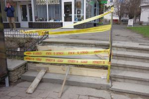 Scările pericol public din staţia de la Bancă, înconjurate cu bandă de avertizare