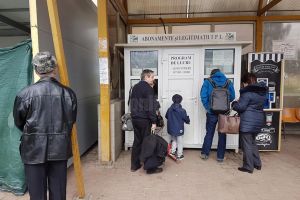 Peste 500 de pensionari au cumpărat abonamente speciale, chiar din prima zi în care au fost ...