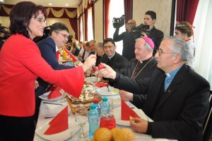 Peste 300 de membri ai comunităţilor de polonezi din Bucovina s-au întâlnit pentru a ...