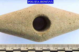 Obiect de patrimoniu, recuperat de politistii din Arges in urma unei perchezitii