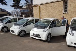 Primele maşini electrice cumpărate din fonduri elveţiene au ajuns la Primăria Suceava