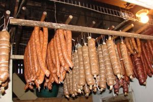 Un nou produs infestat, descoperit în Satu Mare: Cârnat cu pestă porcină africană