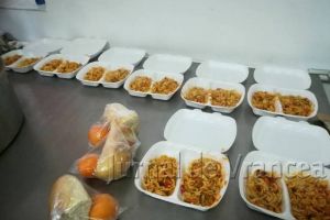 FOTO: Angajaţii de la Ambulanţă s-au alăturat proiectului “O masă caldă”