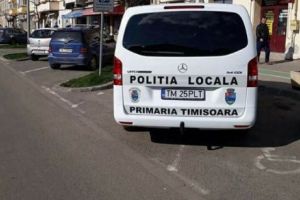 Dublă infracţiune la Poliţia Locală Timişoara. Poliţiştii au parcat maşina pe două locuri pentru persoane cu dizabilităţi