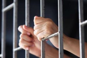 La ce lucrează aleşii noştri: condamnaţii la pedepse de până la 5 ani de închisoare vor face puşcărie acasă