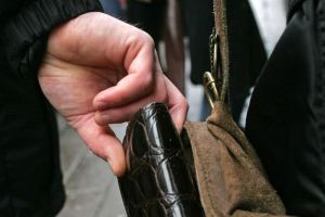 Trei hoţi din Hunedoara au jefuit un bătrân în judeţul Sibiu