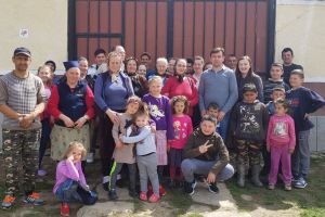 O familie cu 12 copii se mută înapoi în Spermezeu. Însuşi primarul îi aduce pe toţi acasă