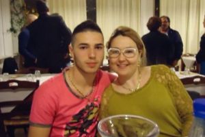 Mama unuia dintre bătăuşii din Braşov „IESE LA ATAC”. Explicaţiile HALUCINANTE ale femeii: „Sunt o mamă EROINĂ!”